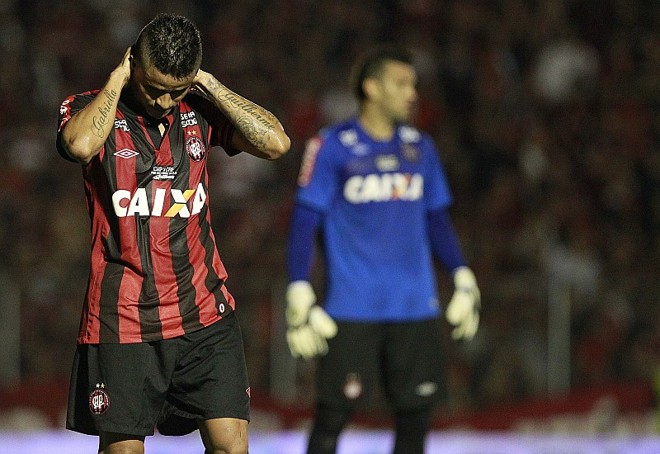 Everton lamenta o cartão amarelo que o tirou do jogo de volta | 