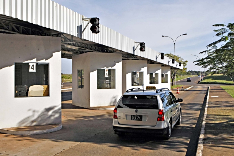 Posto da PF na Ponte Tancredo Neves, em Foz: cabines estão fechadas por falta de policiais | Christian Rizzii/Gazeta do Povo