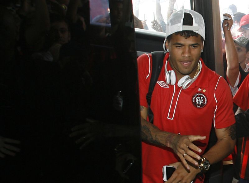 Léo viajou com a delegação atleticana para o Rio, mas não poderá enfrentar o Flamengo | Marco André Lima / Tribuna do Paraná