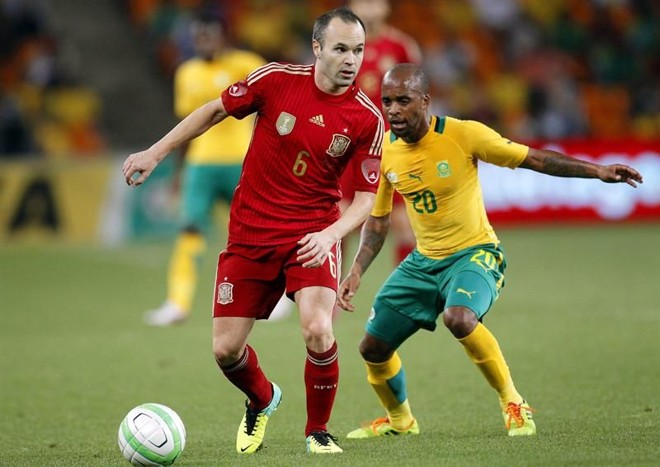 Autor do gol do título mundial da Espanha em 2010 no Soccer City, Iniesta viu nesta terça a vitória da África do Sul, de Oupa Manyisa | Kim Ludbrook / EFE