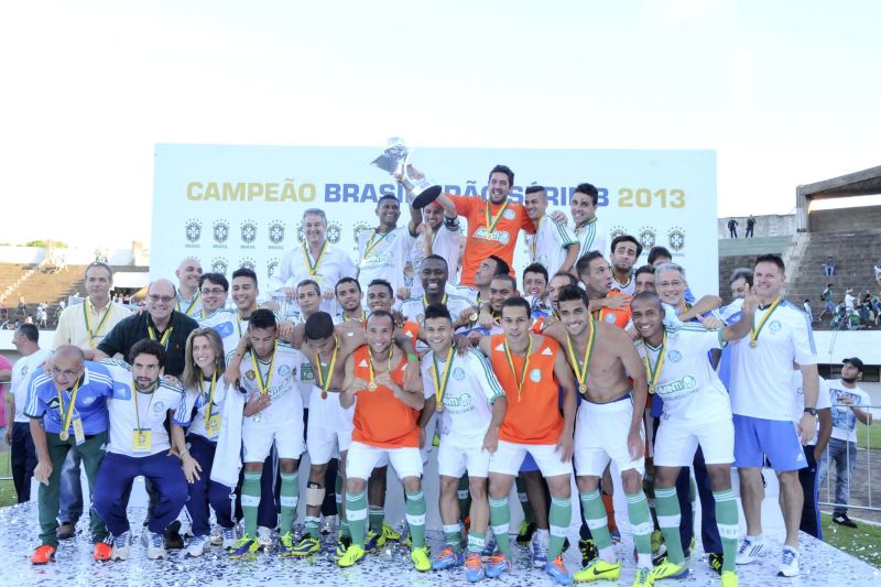 Após a goleada sobre o Ceará, palmeirenses fizeram a festa com a taça da Série B em Campo Grande | Mazão Ramires / Futura Press / Folhapress