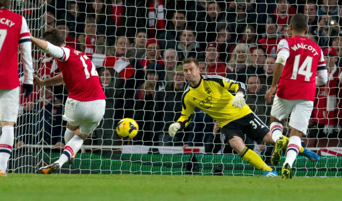 Giroud (batendo na bola) foi o destaque do time do Arsenal na vitória contra o Southampton | EFE/EPA/Tom Hevezi