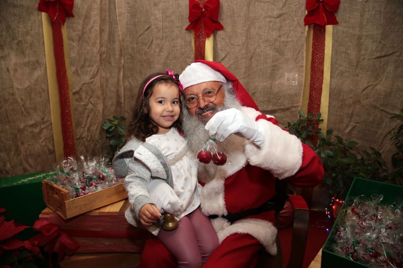 No Mercado Municipal, Papai Noel deixa doces de lado e dá frutas para crianças | Jaelson Lucas / SMCS