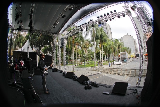 Músicos chegam ao palco da Praça Carlos Gomes e se preparam para o início dos shows |