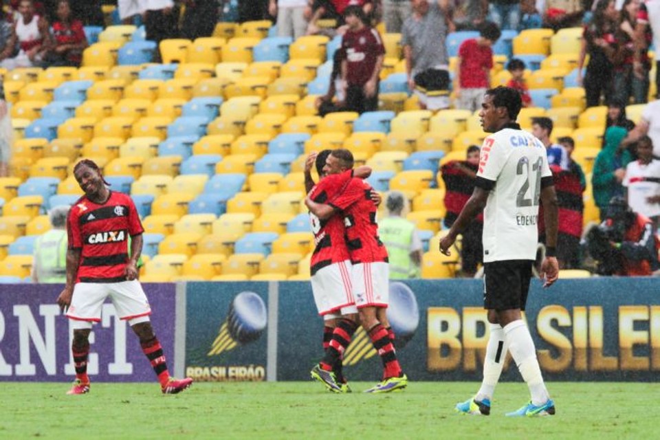 Jogadores do Flamengo comemoram o gol que deu a vitória sobre o Corinthians neste domingo (24) | Néstor Beremblum/ Folhapress
