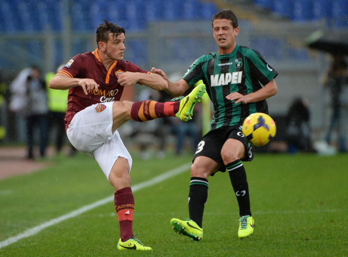 Kevin Strootman (à esq.), da Roma, disputa a bola com Francesco Magnanelli, do Sassuolo | EFE/EPA/Maurizio Brambatti