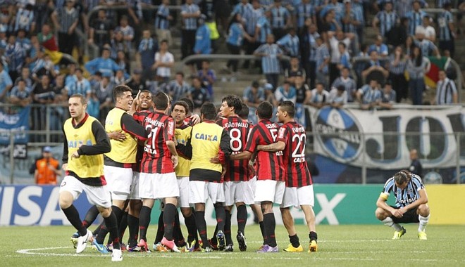Apito final faz jogadores comemorarem o custoso empate que rendeu a classificação | 