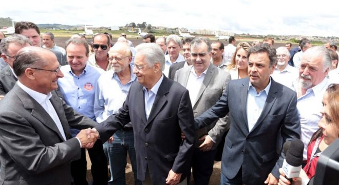 Aécio Neves (à direita) guia o ex-presidente FHC, que cumprimenta Geraldo Alckimin, em Poços de Caldas nesta segunda-feira (18) | Orlando Brito / PSDB / Divulgação