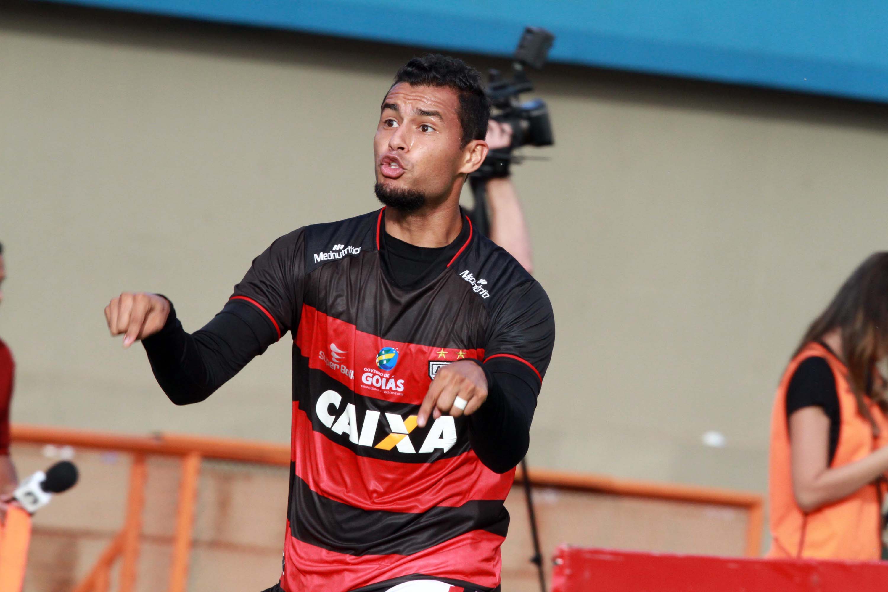 Ricardo Jesus marcou o segundo gol nos acréscimos do segundo tempo e selou a permanência do rubro-negro na série B | Carlos Costa/Futura Press/Folhapress