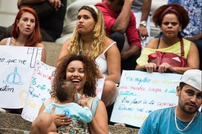 O protesto reuniu cerca de 200 pessoas no Centro de Curitiba |