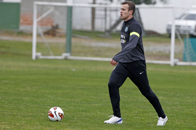 Esquema com três zagueiros permite a volta de Chico ao time titular do Coritiba | Antonio More / Gazeta do Povo