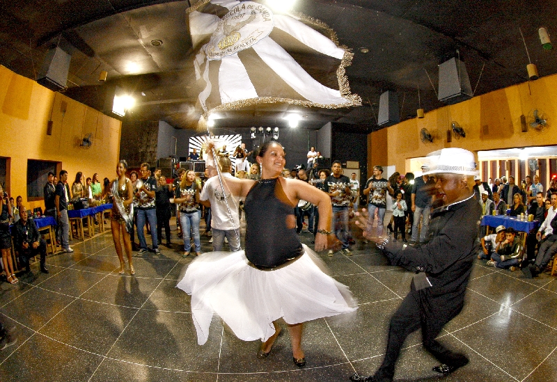 Casal de mestre-sala e porta-bandeira evolui no ensaio da Acadêmicos da Realeza | Hugo Harada/Gazeta do Povo