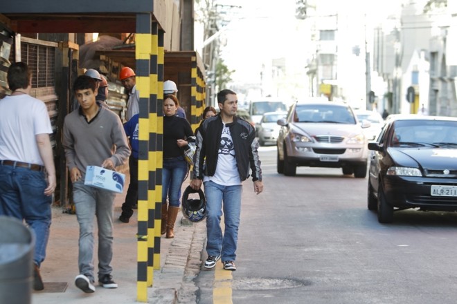 Cena ocorre simultaneamente em várias partes da cidade | 