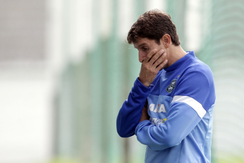 Tcheco deixou de ser auxiliar para assumir interinamente o comando técnico do Coxa nesta semana: apoio do grupo | Allan Costa Pinto/Tribuna