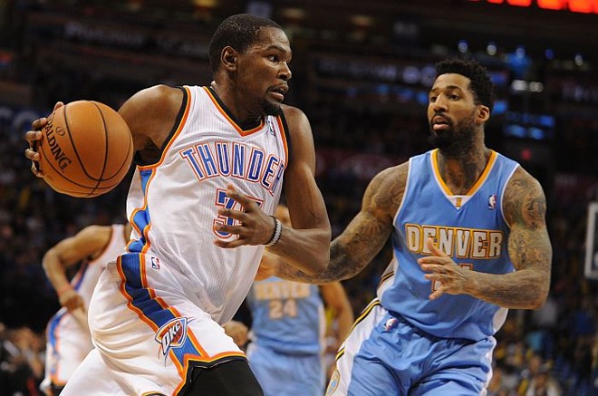 Kevin Durante parte para cima da marcação de Wilson Chandler na vitória do Thunder sobre o Nuggets | Mark D. Smith / Reuters