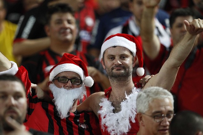 A proximidade do Natal também influenciou a indumentária de alguns torcedores | 