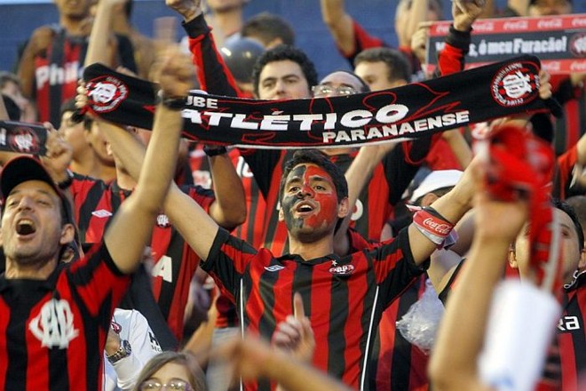 Torcedor atleticano na arquibancada da Vila para a decisão da Copa do Brasil |