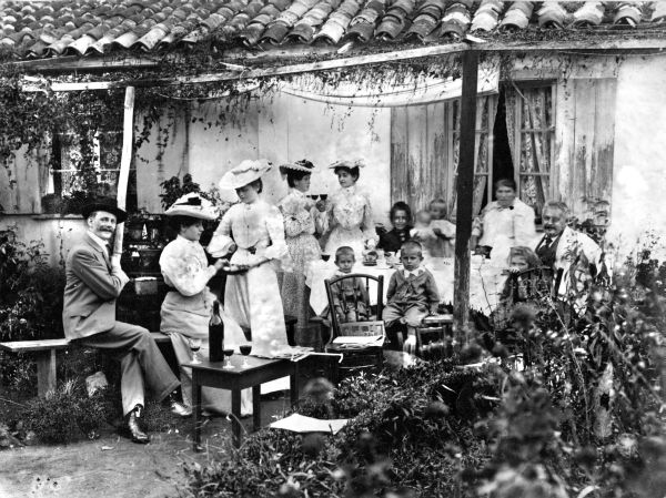Esse costume acabou. Domingo era dia de visitar os amigos e parentes como as pessoas desta fotografia representam. Foto do inicio do século passado | Acervo Cid Destefani