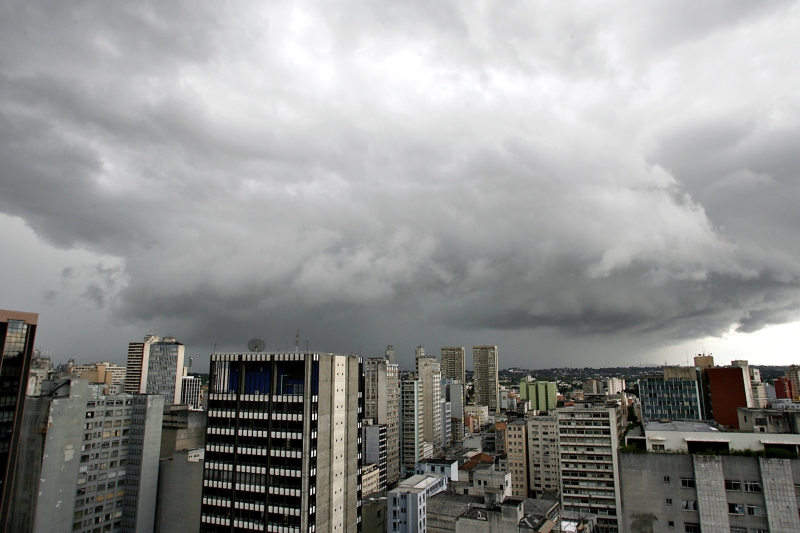Chuva forte atingiu a capital por volta das 12h30 de ontem | Marco Andre Lima/Tribuna do Paraná