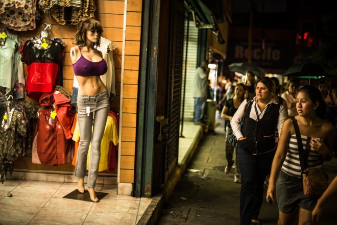 Manequins de vitrine refletem o aumento da popularidade dos implantes de silicone nos seios entre as mulheres da Venezuela | Meridith Kohut para The New York Times