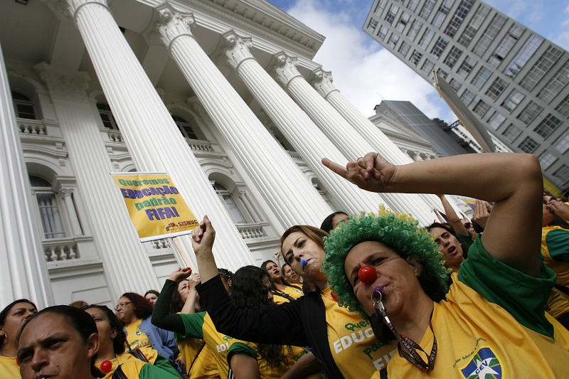Ato na Praça Santos Andrade abriu as atividades do protesto por volta das 8 horas | Marco Lima / Agência de Notícias Gazeta do Povo