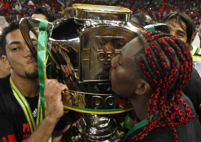 Hernane (esq.) e Amaral fazem festa com o troféu da Copa do Brasil: futebol paranaense amarga o terceiro vice seguido | 