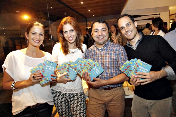O restaurateur Francisco Urban (de xadrez) lançou seu guia Sabores do Mar com movimentado coquetel em sua Trattoria do Victor, na noite de segunda-feira. Com ele na foto, os editores Fernanda Avila (1ª à esq.), Patrícia Papp e Vicente Frare, da Pulp Edições | Guilherme Costa