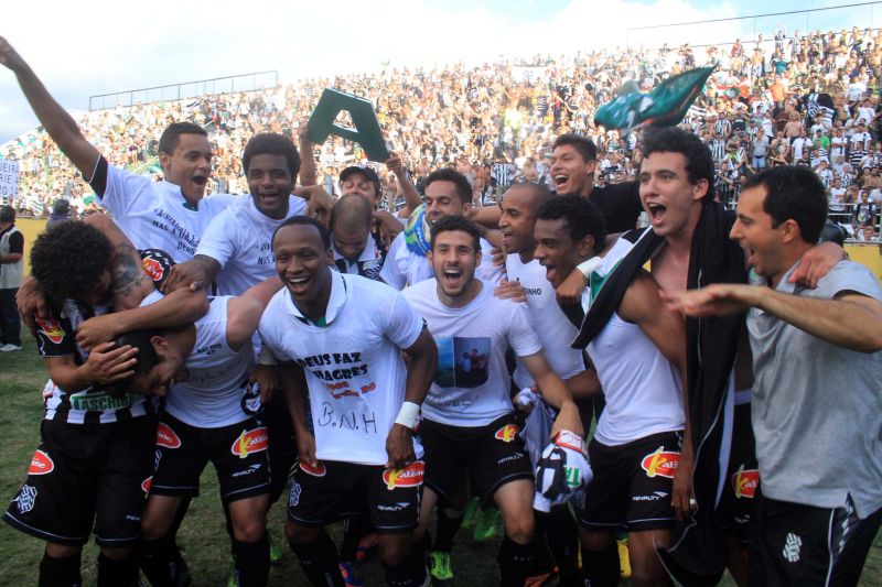 Jogadores do Figueirense fazem festa após o acesso ter sido garantido | Filipe Granado / Futura Press / Folhapress