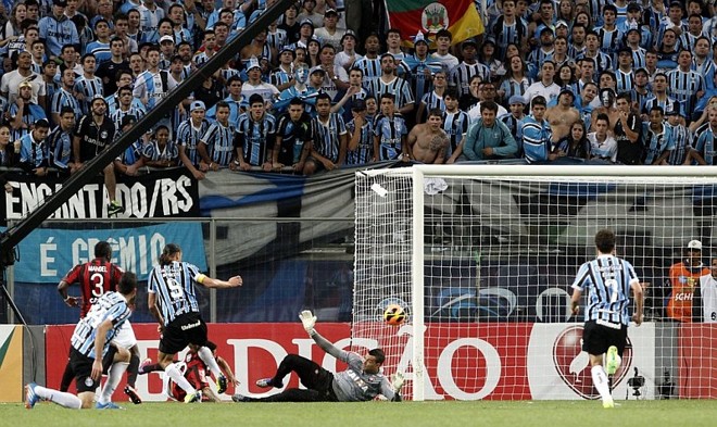 Barcos toca na saída de Weverton: a bola foi salva em cima da linha por Luiz Alberto na chance mais clara do Grêmio na partida |