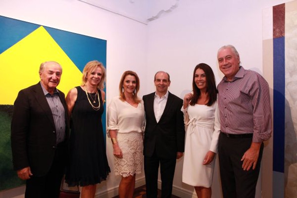 Flávia e Waldir Simões de Assis (centro) com os amigos Suzy e Marino Garofani (à esq.) e Márcia Almeida e Delfim Correa na abertura da exposição Densidade e Superfície, terça-feira, na Simões de Assis Galeria de Arte | Rogério Theodorovy