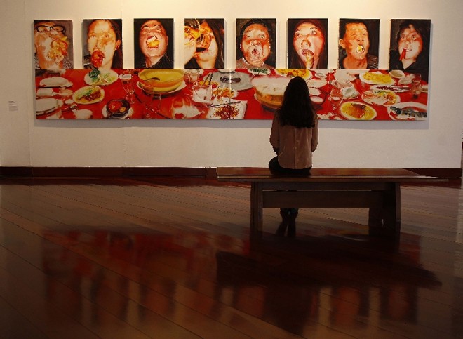 Grande Utilidade  Comer, Wang Cheng Yun: Na Casa Andrade Muricy (CAM) há obras de dois conterrâneos de Ai Wei Wei, entre elas, o quadro em acrílico de Yun, que retrata uma mesa de jantar com pessoas comendo com feições nada 