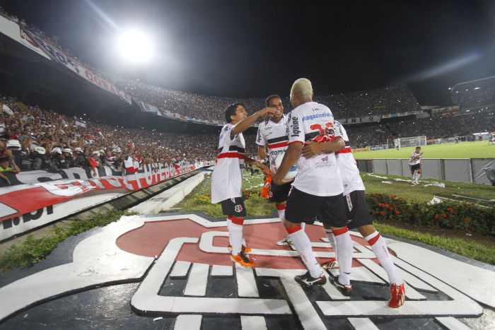 Jogadores comemoram o acesso à Série B diante de mais de 60 mil torcedores | JC Imagem/Folhapress