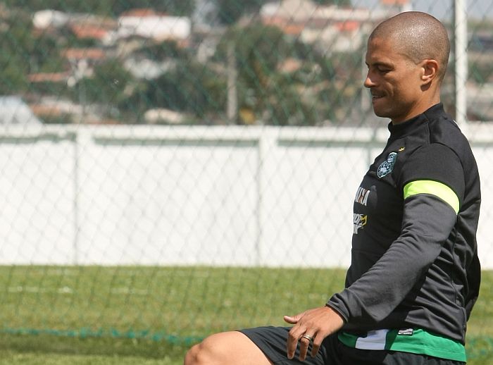 Alex sofreu a fratura na partida do dia 2 de outubro contra o Flamengo e vem jogando no sacrifício | Aniele Nascimento / Gazeta do Povo