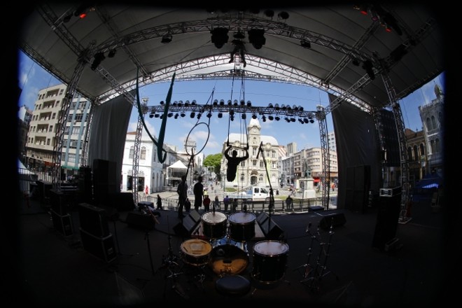 No palco Riachuelo, em frente ao Paço da Liberdade, os artistas se aquecem e testam equipamentos |