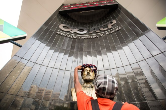 O busto de Ildefonso Pereira Correia, o Barão do Serro Azul, da Associação Comercial do Paraná, recebeu um adereço durante o protesto |
