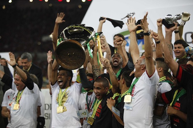 Léo Moura levanta a taça de campeão da Copa do Brasil: título vem com placar agregado de 3 a 1 | 