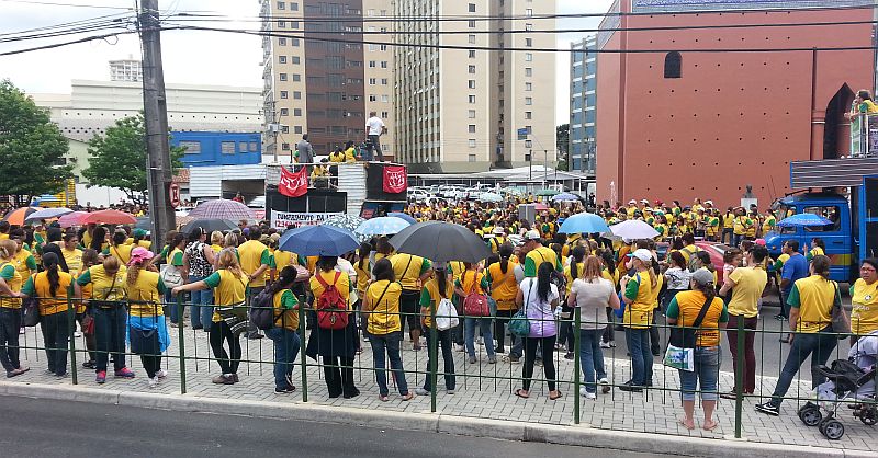 Educadores reunidos no Memorial Árabe, no Centro Cívico, na tarde desta quarta-feira (27) | Fabiano Klostermann/Gazeta do Povo