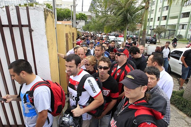 Fila de torcedores para habilitar o cartão de sócio do Atlético para a final da Copa do Brasil |