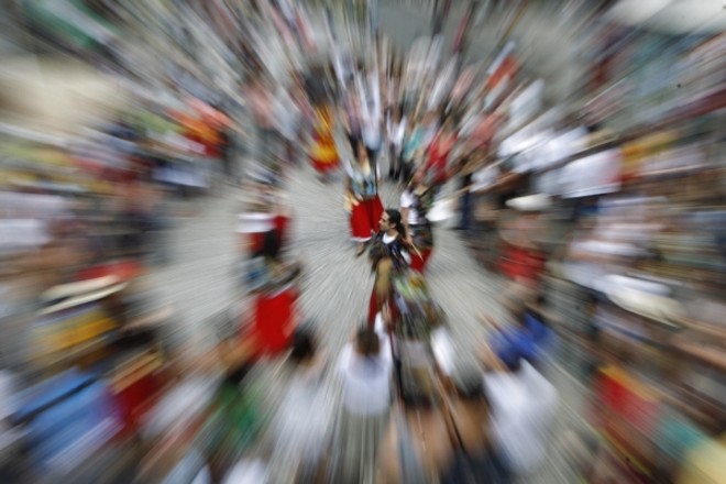 O grupo abriu o sábado com um alegre cortejo pela Rua XV |