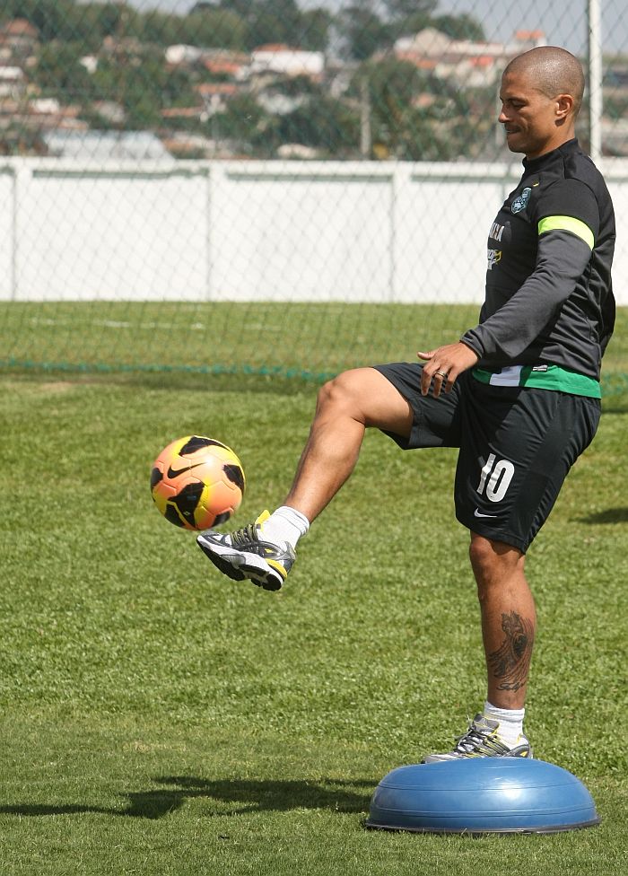 Com lesão, Alex tem dificuldade em apoiar o corpo no pé direito | Aniele Nascimento / Gazeta do Povo