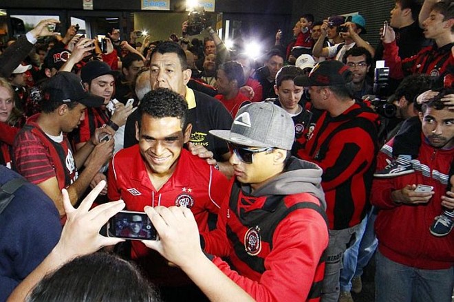 Ederson tira foto com torcedores na chegada a Curitiba |