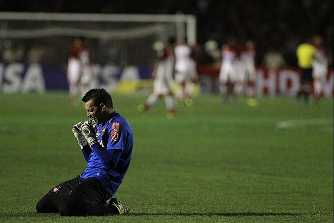 O goleiro Weverton comemora o gol marcado por Marcelo no primeiro tempo | 