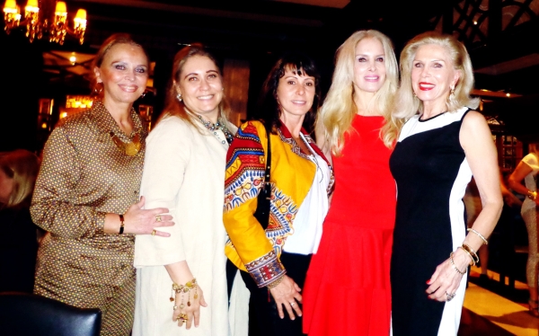 Com música, leitura e declamação de poemas, os 100 anos de nascimento de Vinicius de Moraes foram celebrados no Graciosa Country Club. Naquele clima inspirativo, marcavam presença, entre tantos, Beth Martinelli, Liana Leão, Letícia Castilho Freire, Rosana e Ediluz Vieira de Godoy | Divulgação