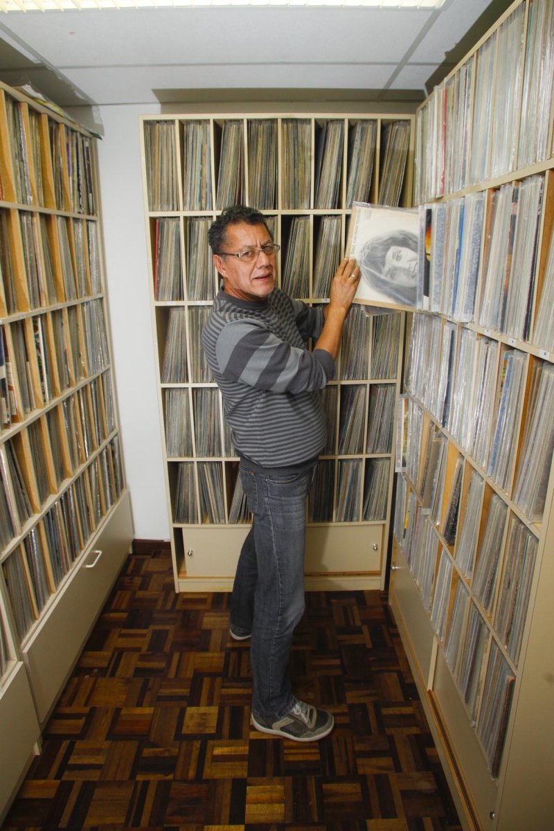 Darci do Espírito Santo, diretor artístico da rádio e-Paraná, é o guardião dos LPs | André Rodrigues / Gazeta do Povo