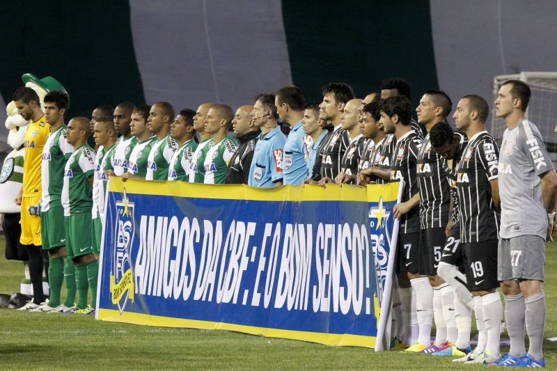 Dois atos do Bom Senso em jogos locais: paranistas cruzaram os braços contra o Sport; coxas com faixa de apoio à causa | Hugo Harada/Gazeta do Povo