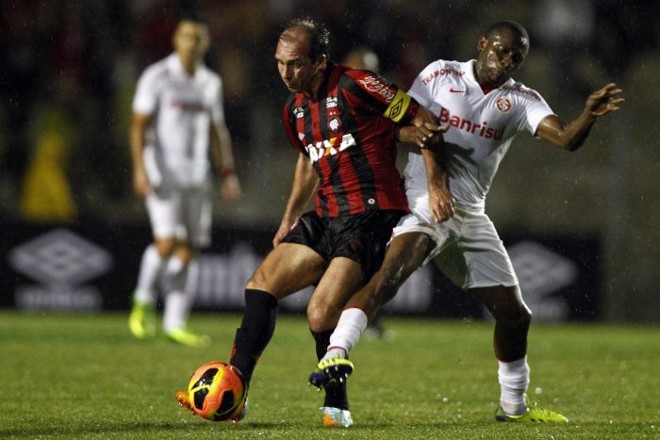 Paulo Baier e Willians disputam a bola no meio-campo | 