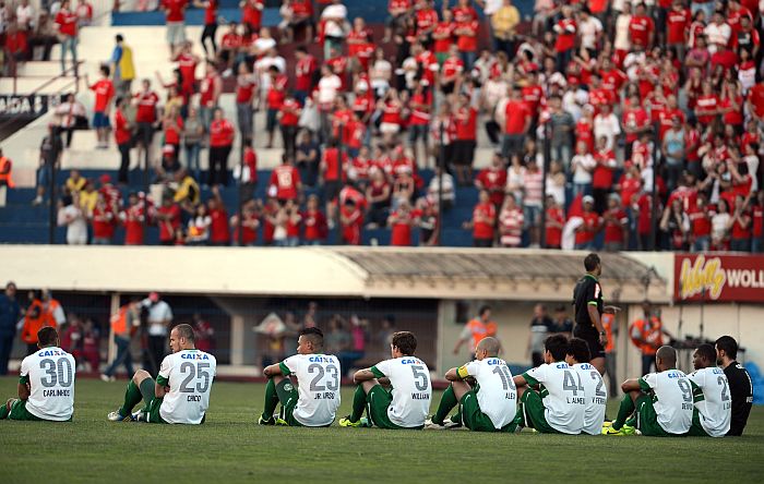 Jogadores do Coritiba sentam no gramado antes da partida com o Inter: Bom Senso FC ameaça greve se CBF não cumprir exigências | Edu Andrade / Folhapress