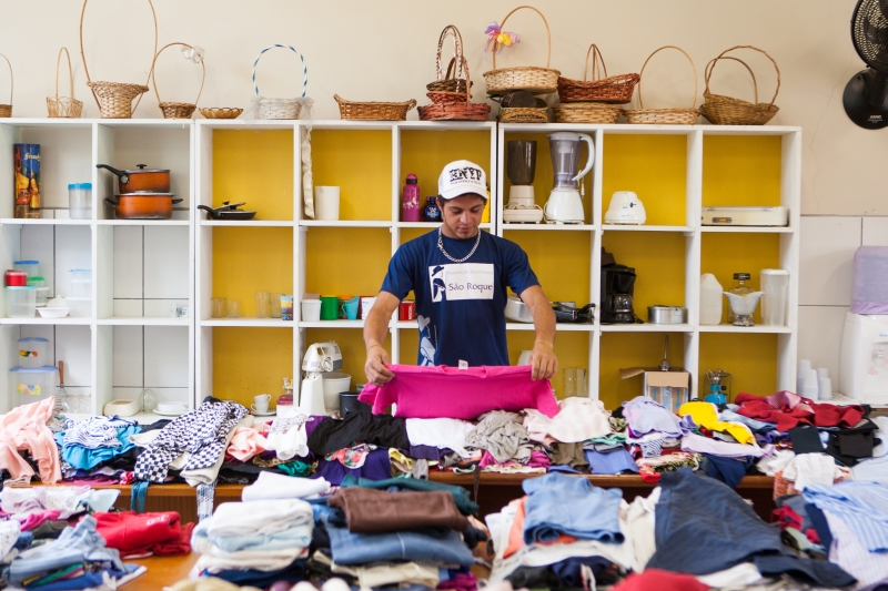 Bazar da Associação Beneficente São Roque, que consegui mais recursos do que precisava por meio das doações pela internet | Brunno Covello/ Gazeta do Povo