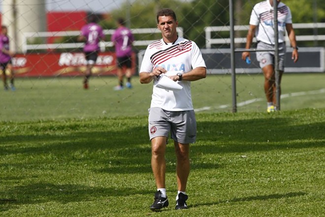 O técnico Vagner Mancini no treino do Atlético nesta terça-feira no CT do Caju | Felipe Rosa / Tribuna do Paraná