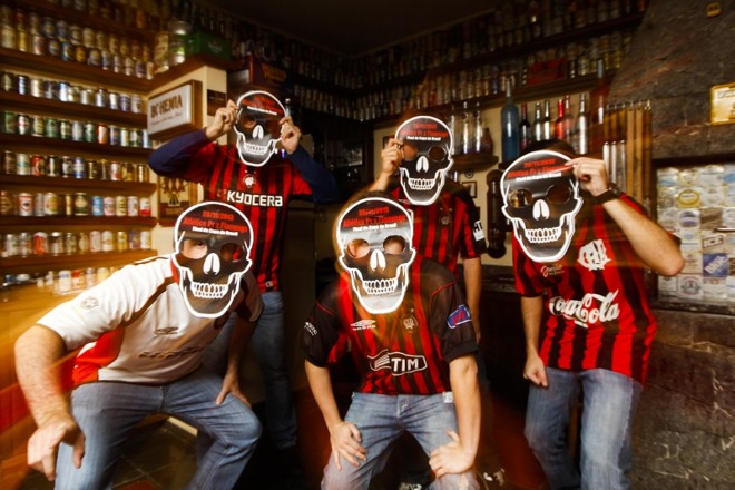 Atleticanos posam com moldes da caveira que será produzida. De camisa branca, Álvaro Dias Filho, um dos organizadores | Daniel Castellano/Gazeta do Povo